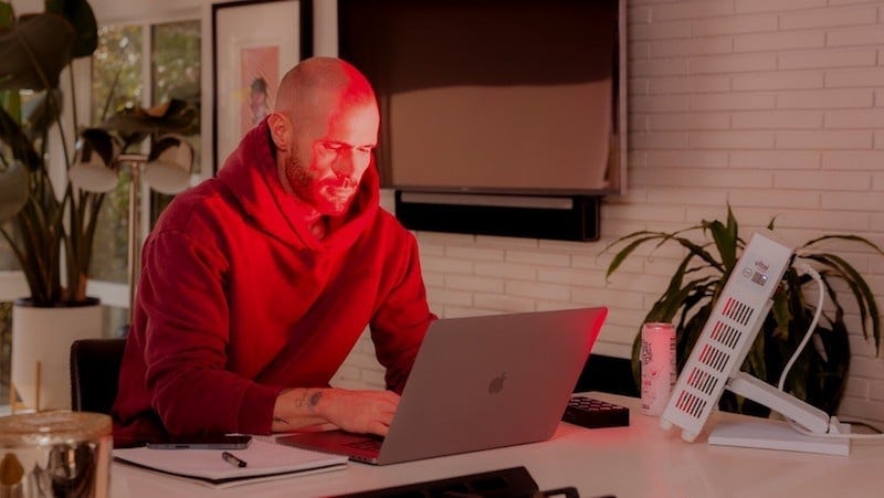 demonstrating how red light therapy for brain health works